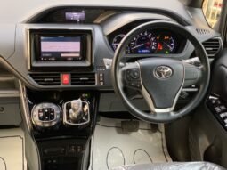 
										TOYOTA VOXY 1.8 HYBRID full									