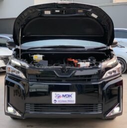 
										TOYOTA VOXY 1.8 HYBRID full									