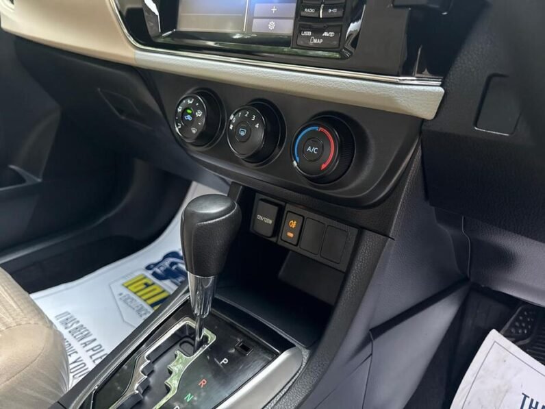 
2015 TOYOTA COROLLA ALTIS 1.6 full									