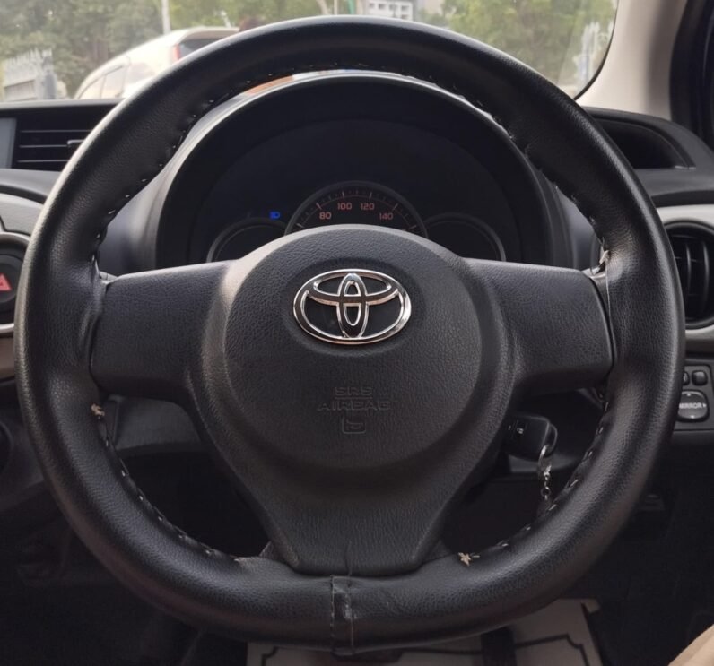 
2013 TOYOTA VITZ full									