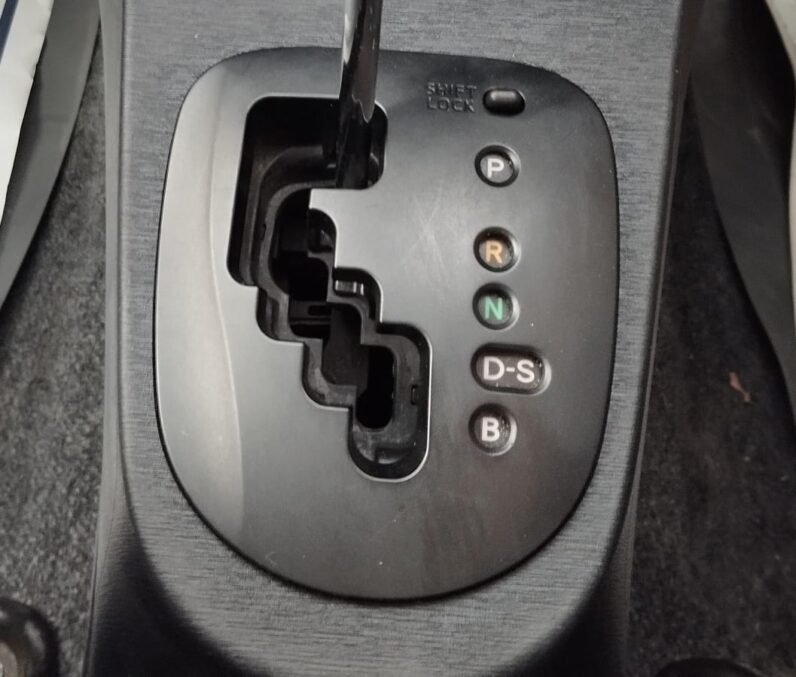 
2013 TOYOTA VITZ full									