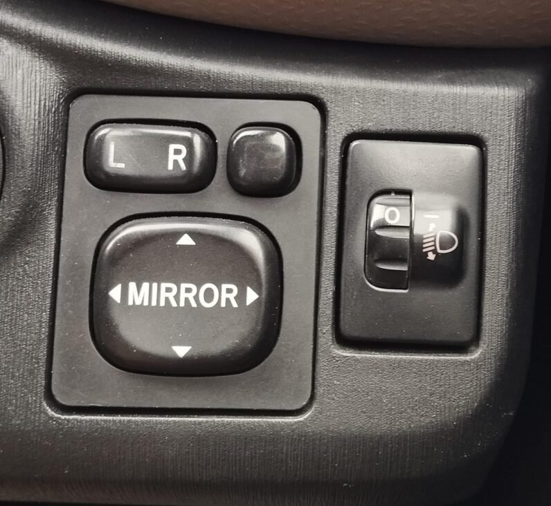 
2013 TOYOTA VITZ full									