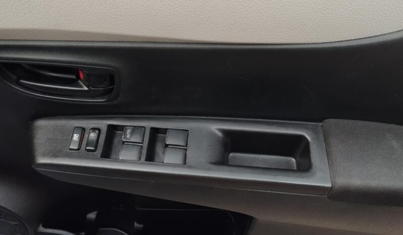 
2013 TOYOTA VITZ full									