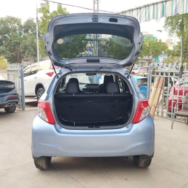 
2013 TOYOTA VITZ full									