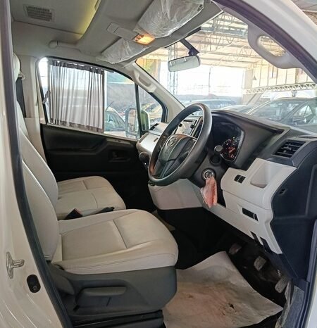 
								2019 Toyota HIACE Commuter Deluxe 2.8L Diesel full									