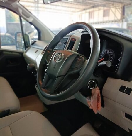 
								2019 Toyota HIACE Commuter Deluxe 2.8L Diesel full									