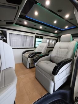 
										2019 Toyota HIACE Commuter Deluxe 2.8L Diesel full									