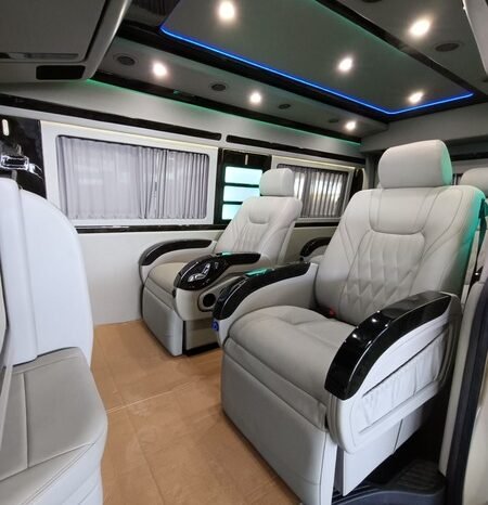 
								2019 Toyota HIACE Commuter Deluxe 2.8L Diesel full									