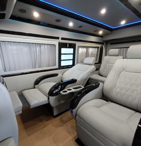 
								2019 Toyota HIACE Commuter Deluxe 2.8L Diesel full									