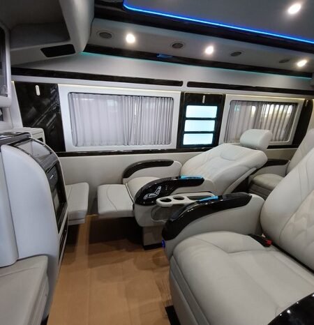 
								2019 Toyota HIACE Commuter Deluxe 2.8L Diesel full									