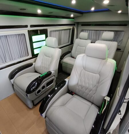 
								2019 Toyota HIACE Commuter Deluxe 2.8L Diesel full									