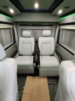 
										2019 Toyota HIACE Commuter Deluxe 2.8L Diesel full									