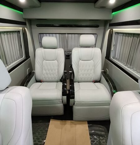 
								2019 Toyota HIACE Commuter Deluxe 2.8L Diesel full									