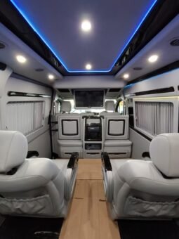 
										2019 Toyota HIACE Commuter Deluxe 2.8L Diesel full									