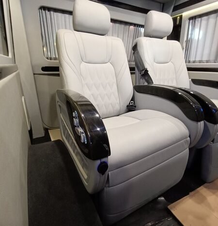 
								2019 Toyota HIACE Commuter Deluxe 2.8L Diesel full									