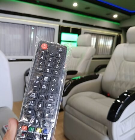 
								2019 Toyota HIACE Commuter Deluxe 2.8L Diesel full									