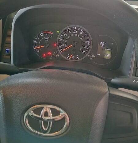 
								2019 Toyota HIACE Commuter Deluxe 2.8L Diesel full									